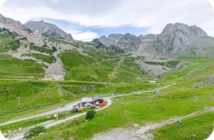 vista su una montagna con casa su strada di Studios au pied des pistes , La Mongie Tourmalet, balcon plein Sud a La Mongie
