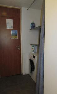 una stanza con una porta e una lavatrice di Studios au pied des pistes , La Mongie Tourmalet, balcon plein Sud a La Mongie