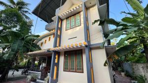 un edificio con adornos naranja y azul en Arish Villa, en Varkala