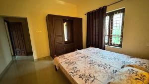 Un dormitorio con una cama grande en una habitación. en Arish Villa, en Varkala 3 fotos más