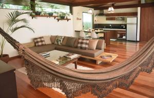 a hammock in the living room of a house at Casa Ivano com piscina, no melhor bairro in Porto Seguro
