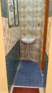 Phòng tắm tại OM Palace Guest House-Fully Air Conditioned