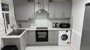 Gallery image of 3 Bedroom Home Near Tube Station Easy London Access Peeams Abode Borehamwood in Borehamwood