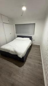Gallery image of 3 Bedroom Home Near Tube Station Easy London Access Peeams Abode Borehamwood in Borehamwood