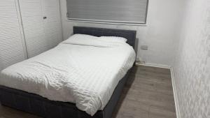 Gallery image of 3 Bedroom Home Near Tube Station Easy London Access Peeams Abode Borehamwood in Borehamwood