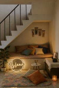 伊穆斯Islana Stay Rm A for 1pax only的一间卧室,楼梯下方设有一张床 更多10张照片