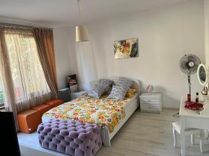 a bedroom with a bed and a couch at LUANA Apartament Mamaia Nord in Mamaia Sat/Năvodari