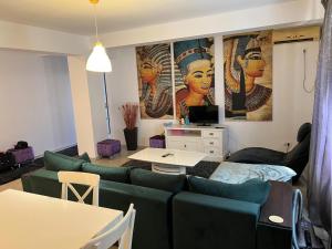 a living room with a couch and a table at Apartament Mamaia-Nord 5min de mers pe plaja in Mamaia Nord