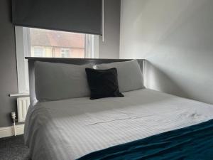 Ένα ή περισσότερα κρεβάτια σε δωμάτιο στο cozy RoomzQ