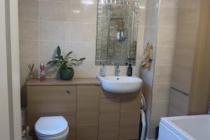 Ένα μπάνιο στο cozy RoomzQ