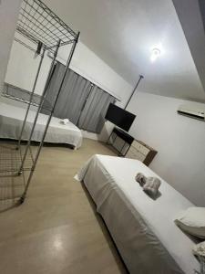 En eller flere senge i et værelse på Jardim Camburi Reserve