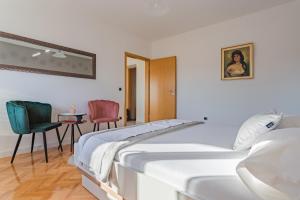 a bedroom with a bed and a table and chairs at Apartment Bonaca in Posedarje