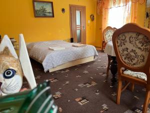 Un dormitorio con una cama y dos sillas. en Agroturystyka u Strażaka, en Świeradów-Zdrój 62 fotos más