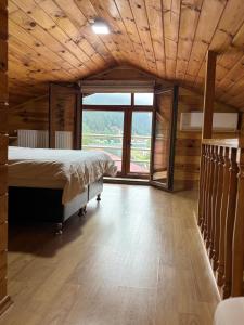 En eller flere senge i et værelse på Kaya Home