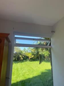 een raam in een kamer met uitzicht op een tuin bij Zen suite in Oadby +1 foto
