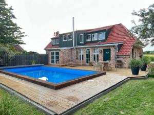 สระว่ายน้ำที่อยู่ใกล้ ๆ หรือใน Huus ant Diek, Luxus in Deichnähe, Erdgeschosswohnung mit Pool
