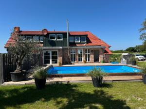 สระว่ายน้ำที่อยู่ใกล้ ๆ หรือใน Huus ant Diek, Luxus in Deichnähe, Erdgeschosswohnung mit Pool +68 ภาพ