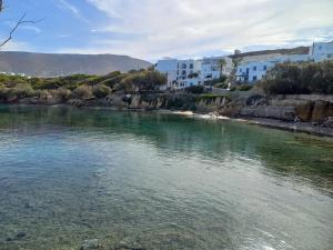 un bacino idrico con edifici sullo sfondo di PAROS APARTMENT MELAS b2 a Paroikia