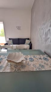 1 cama en la sala de estar con sofá en Appartamento IRIS, en Lido delle Nazioni 38 fotos más