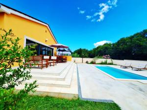 A piscina localizada em Casa Alice ou nos arredores