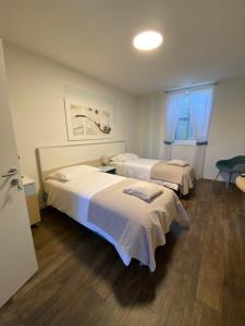 BalernaAlbergo Ristorante Stazione Balerna的配有蓝色窗帘的客房内的两张床 更多37张照片