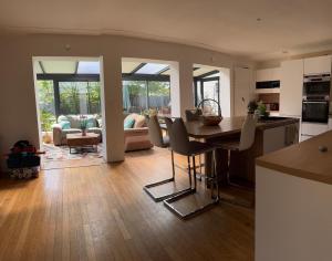 a kitchen and living room with a table and chairs at LODGE Site escalade in Saint-Pierre-lès-Nemours