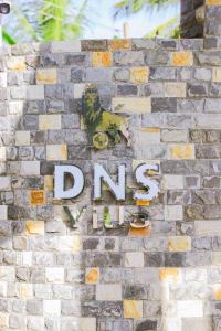 タンガラにあるDNS Villaの煉瓦壁の看板