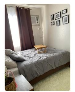 イロイロにあるIloilo Condo near Esplanade & sunset boulevardのベッドルーム1室(テーブル付) +4枚の写真