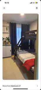 イロイロにあるIloilo Condo near Esplanade & sunset boulevardのベッドルーム1室(二段ベッド1組付)