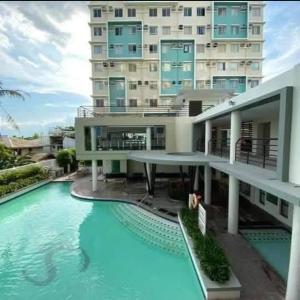 イロイロにあるIloilo Condo near Esplanade & sunset boulevardの建物の前にプールがある建物