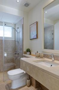 een badkamer met toilet, douche en wastafel bij VESTA - Gouna Residence in Hurghada +16 foto's