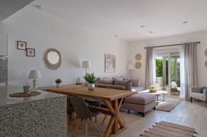 een keuken en een woonkamer met een houten tafel bij VESTA - Gouna Residence in Hurghada