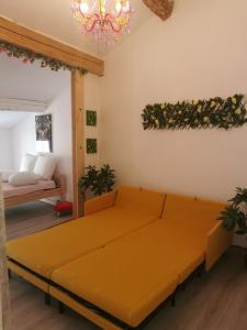 a living room with a couch and a bed at Les Terrasses de Choubaka in Alignan-du-Vent
