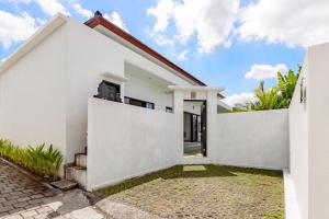 a white house with a white wall at ND LOFT 2 by Kasta Hospitality in Canggu