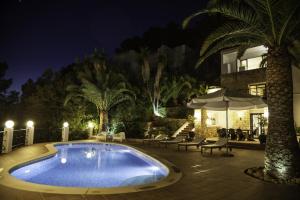 ein Swimmingpool vor einem Haus bei Nacht in der Unterkunft Dreamy 4 Bedroom Villa in Valverde City 1014 in Cala Llonga