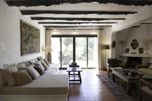 ein Wohnzimmer mit Sofa und Tisch in der Unterkunft Dreamy 4 Bedroom Villa in Valverde City 1014 in Cala Llonga