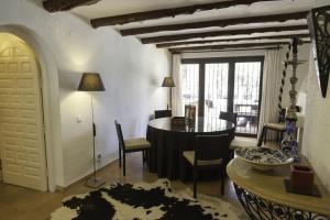 ein Wohnzimmer mit Tisch und Stühlen und ein Esszimmer in der Unterkunft Dreamy 4 Bedroom Villa in Valverde City 1014 in Cala Llonga