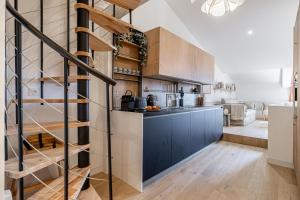 Η κουζίνα ή μικρή κουζίνα στο Exceptional location, 2BR right on Place Massena, Newly Renovated +19 φωτογραφίες