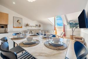 Η κουζίνα ή μικρή κουζίνα στο Exceptional location, 2BR right on Place Massena, Newly Renovated