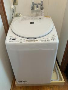 a washing machine with a sink on top of it at Potontoikkenya Kuraoka - Vacation STAY 23373v in Mamihara
