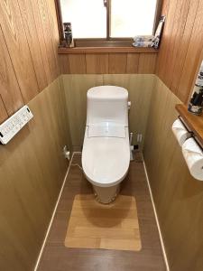 a toilet in a small bathroom with a window at Potontoikkenya Kuraoka - Vacation STAY 23373v in Mamihara