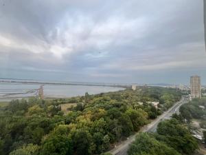 una vista aérea de un río y un puente en Sky Sea Apartment, en Burgas