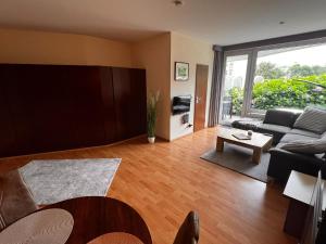 クックスハーフェンにあるLord Nelson Apartment 14のソファとテーブルのあるリビングルーム