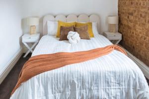 een witte teddybeer op een bed bij 3BR CBD Aircon Redfern family home in Sydney