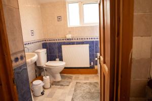 Koupelna v ubytování Mansfield House - Sleeps 10, Free Parking, WiFi - Weekly & Monthly Stay Deals!