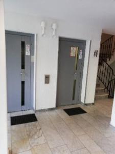 un pasillo con tres ascensores en un edificio en Single-Apartment Essen, en Essen