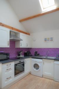 Η κουζίνα ή μικρή κουζίνα στο Lakeview at Lodge Farm +14 φωτογραφίες