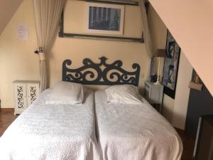 a bed with a black headboard in a bedroom at Villa Marie SAPHIR in Verton