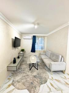 een woonkamer met een bank en een tafel bij home hotel registan in Samarkand