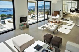 un salon avec vue sur l'océan dans l'établissement Serene 4 Bedroom Villa in Ibiza City, 1032, à Talamanca